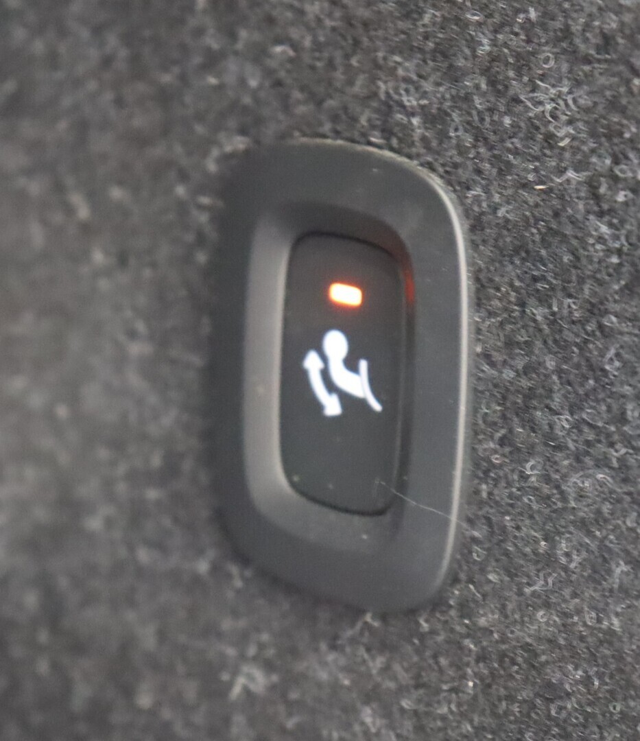 Esittelykuva VOLVO XC40 täyssähköautosta.
