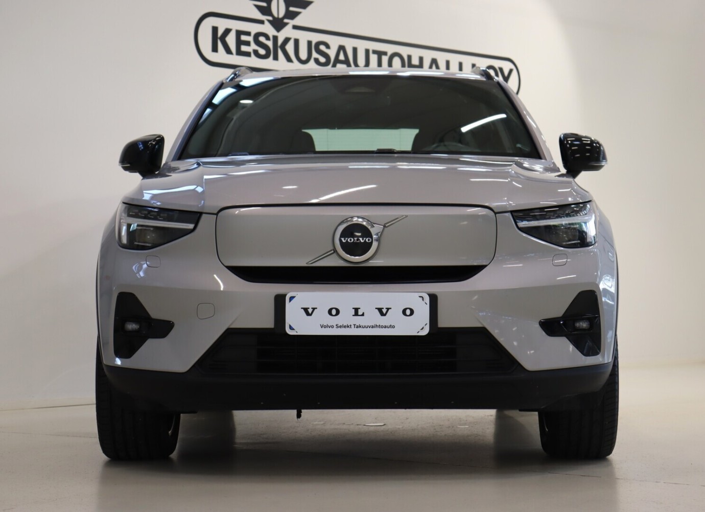 Esittelykuva VOLVO XC40 täyssähköautosta.
