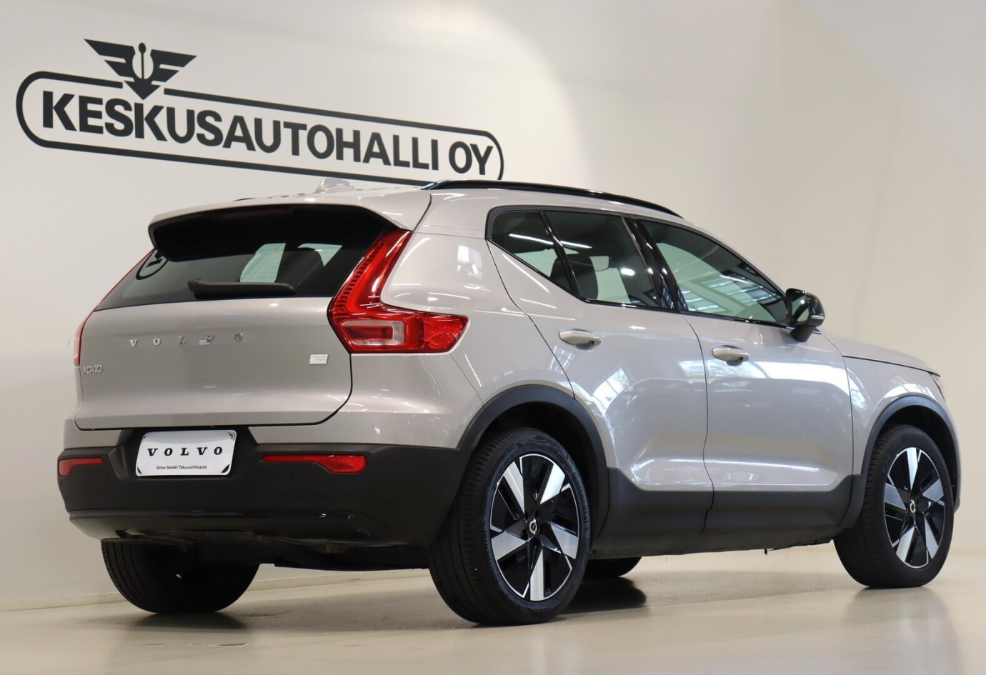 Esittelykuva VOLVO XC40 täyssähköautosta.
