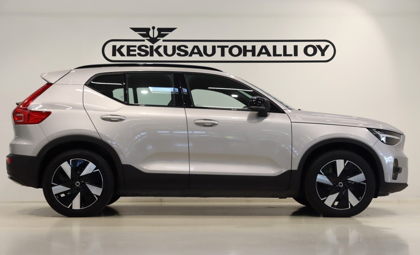 Esittelykuva VOLVO XC40 täyssähköautosta.