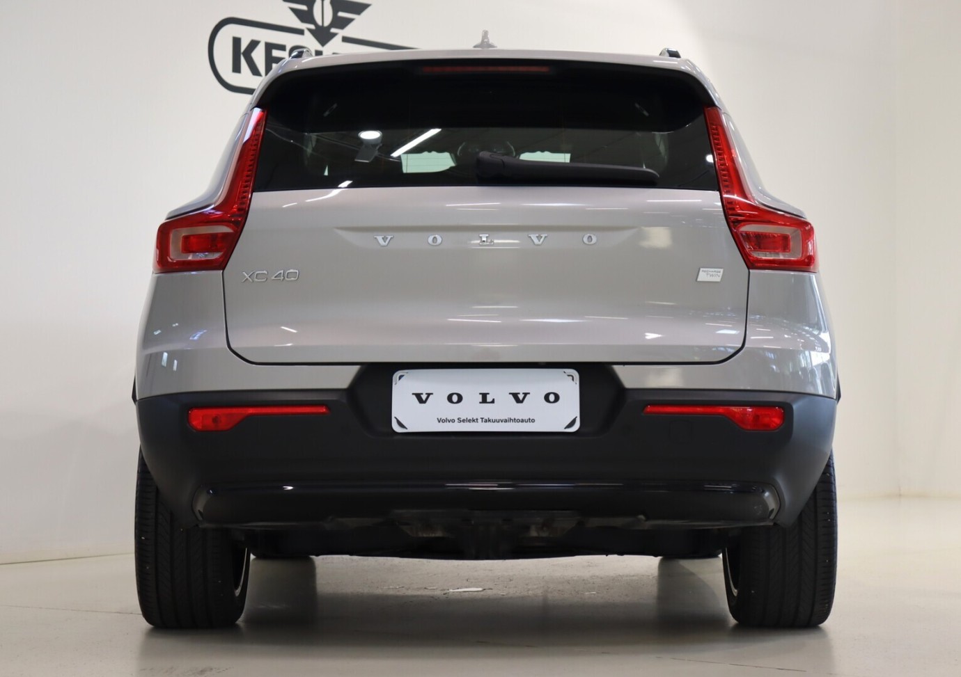 Esittelykuva VOLVO XC40 täyssähköautosta.