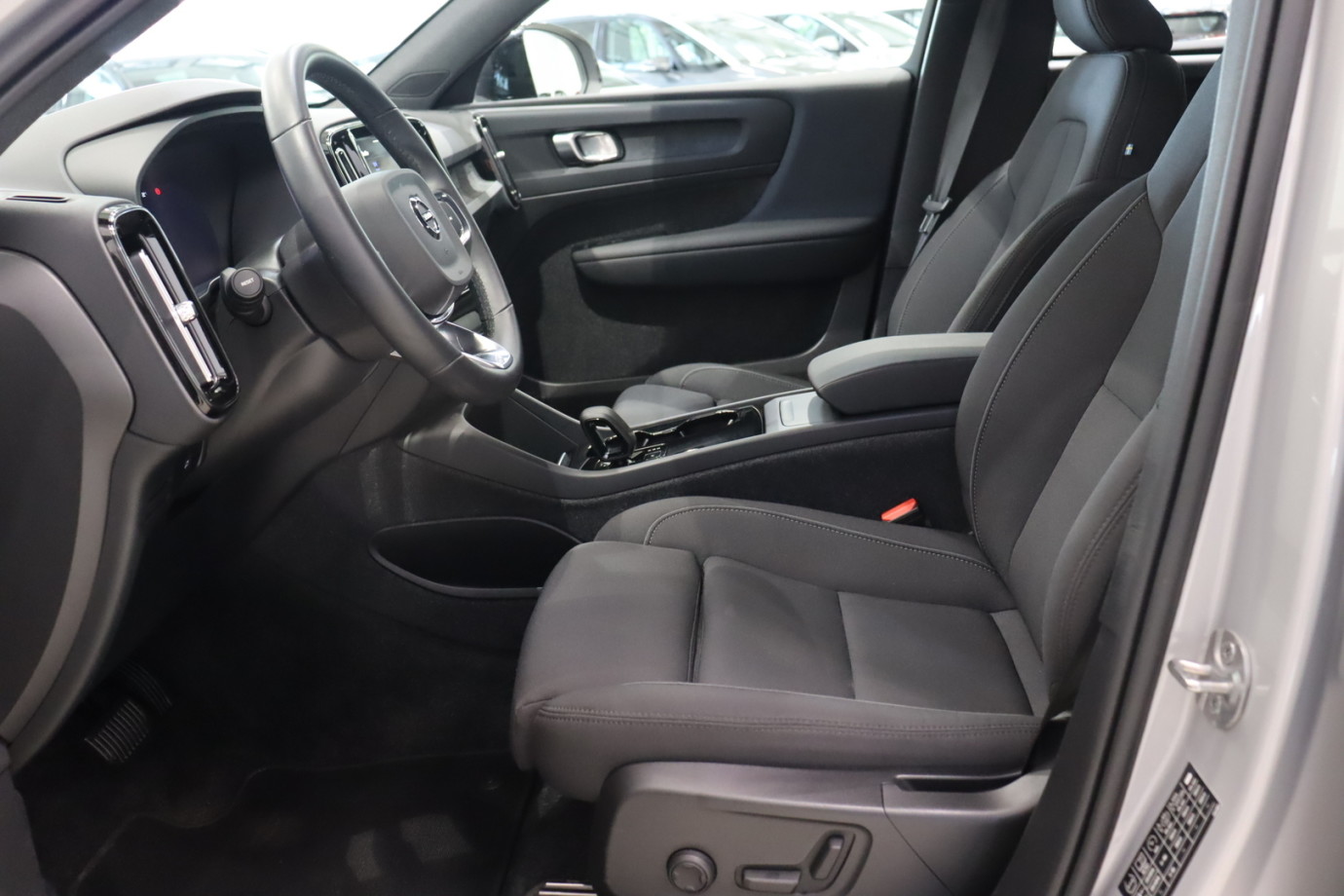 Esittelykuva VOLVO XC40 täyssähköautosta.