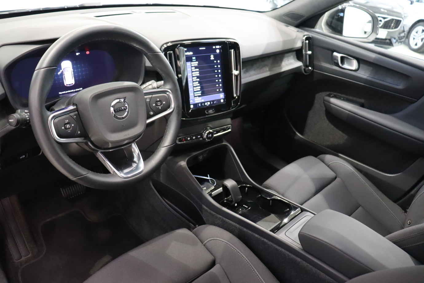 Esittelykuva VOLVO XC40 täyssähköautosta.