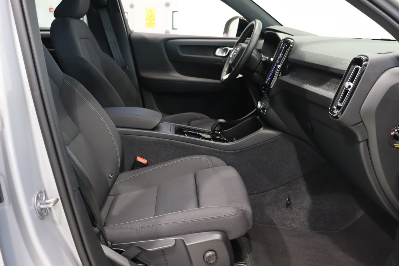 Esittelykuva VOLVO XC40 täyssähköautosta.
