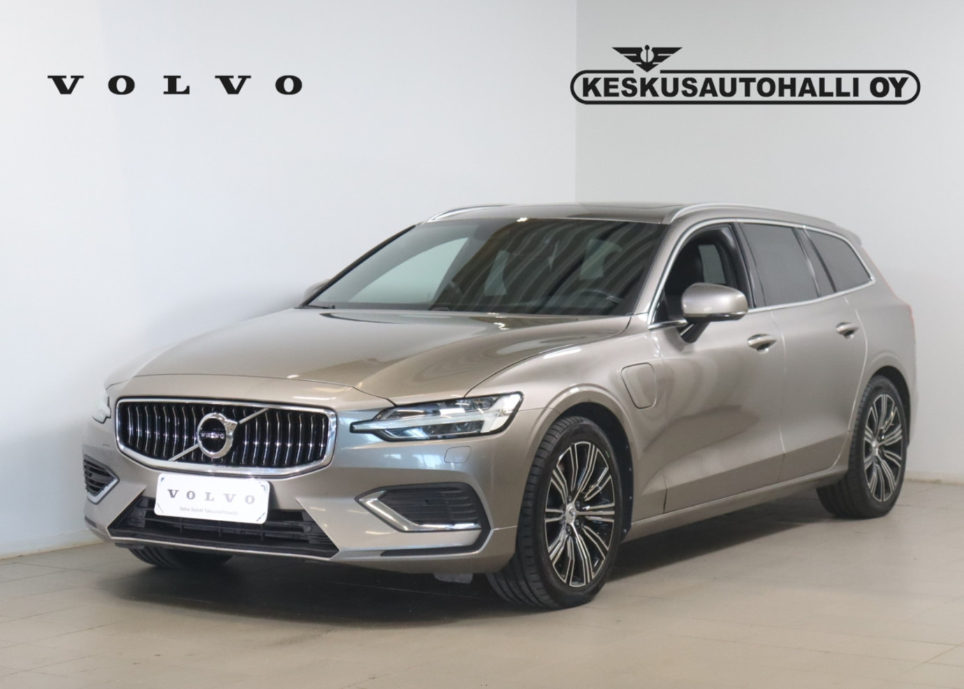 Esittelykuva VOLVO V60 lataushybridiautosta.