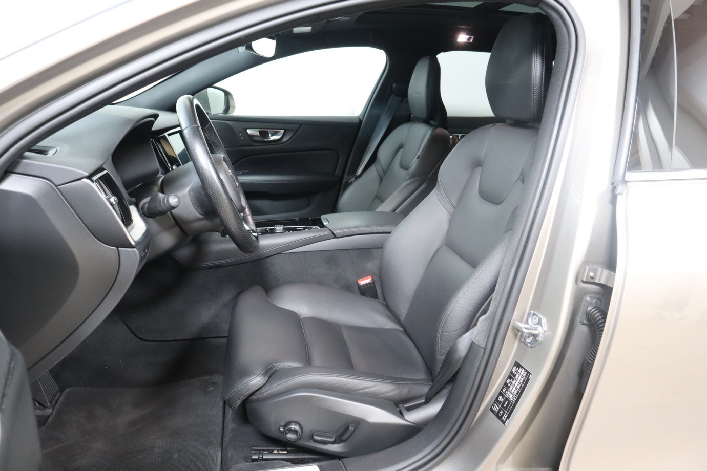 Esittelykuva VOLVO V60 lataushybridiautosta.