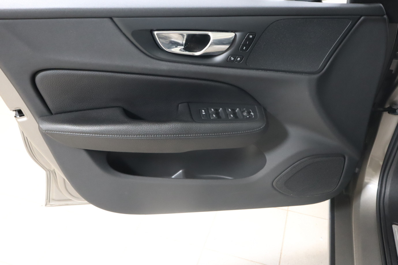 Esittelykuva VOLVO V60 lataushybridiautosta.