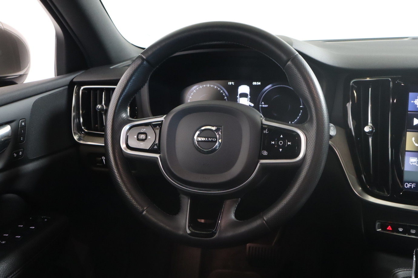 Esittelykuva VOLVO V60 lataushybridiautosta.