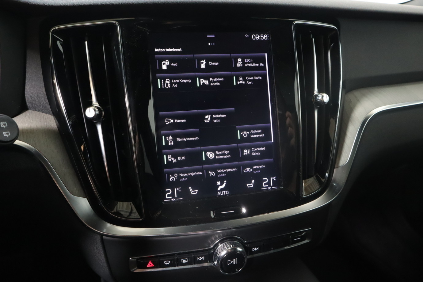 Esittelykuva VOLVO V60 lataushybridiautosta.