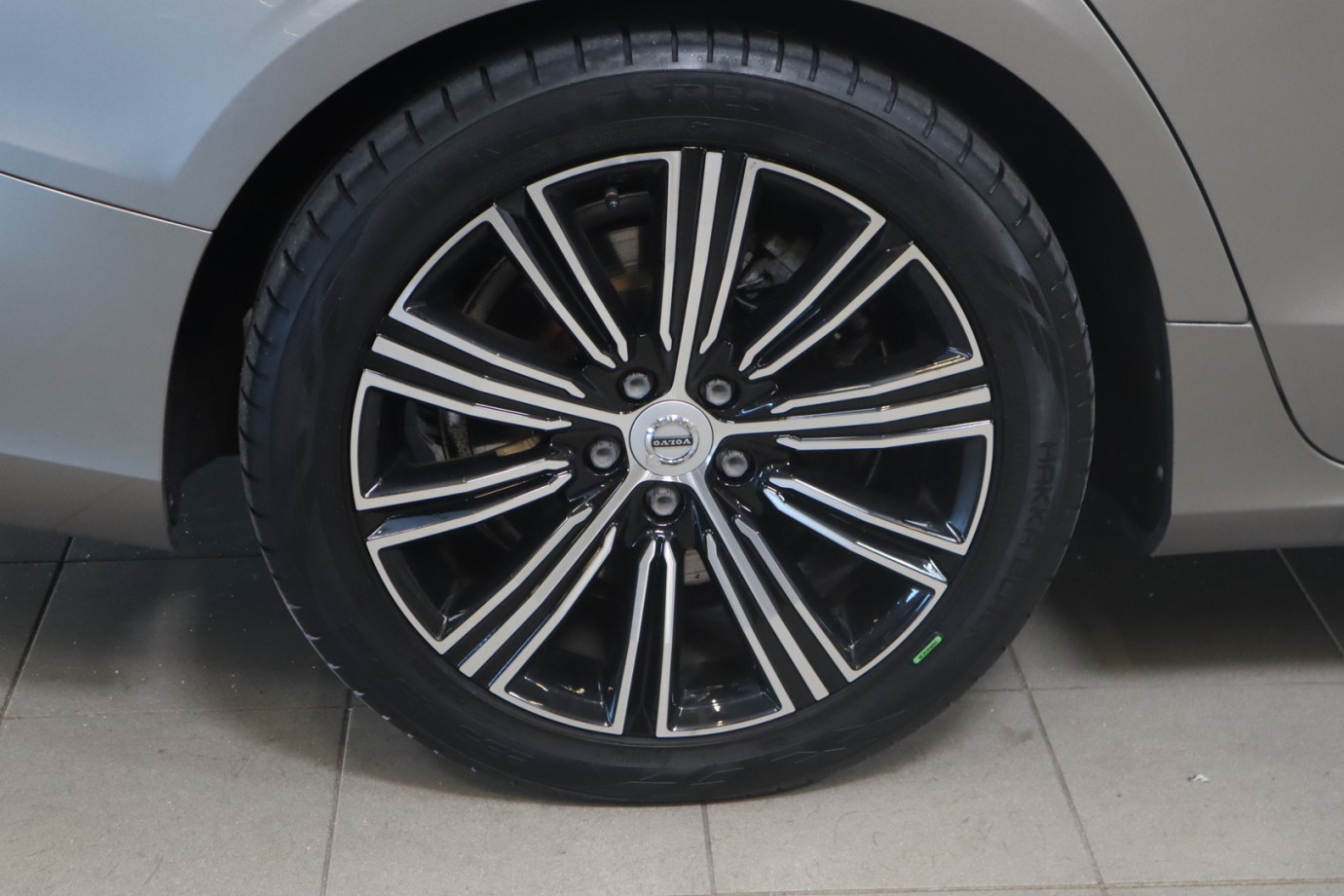 Esittelykuva VOLVO V60 lataushybridiautosta.