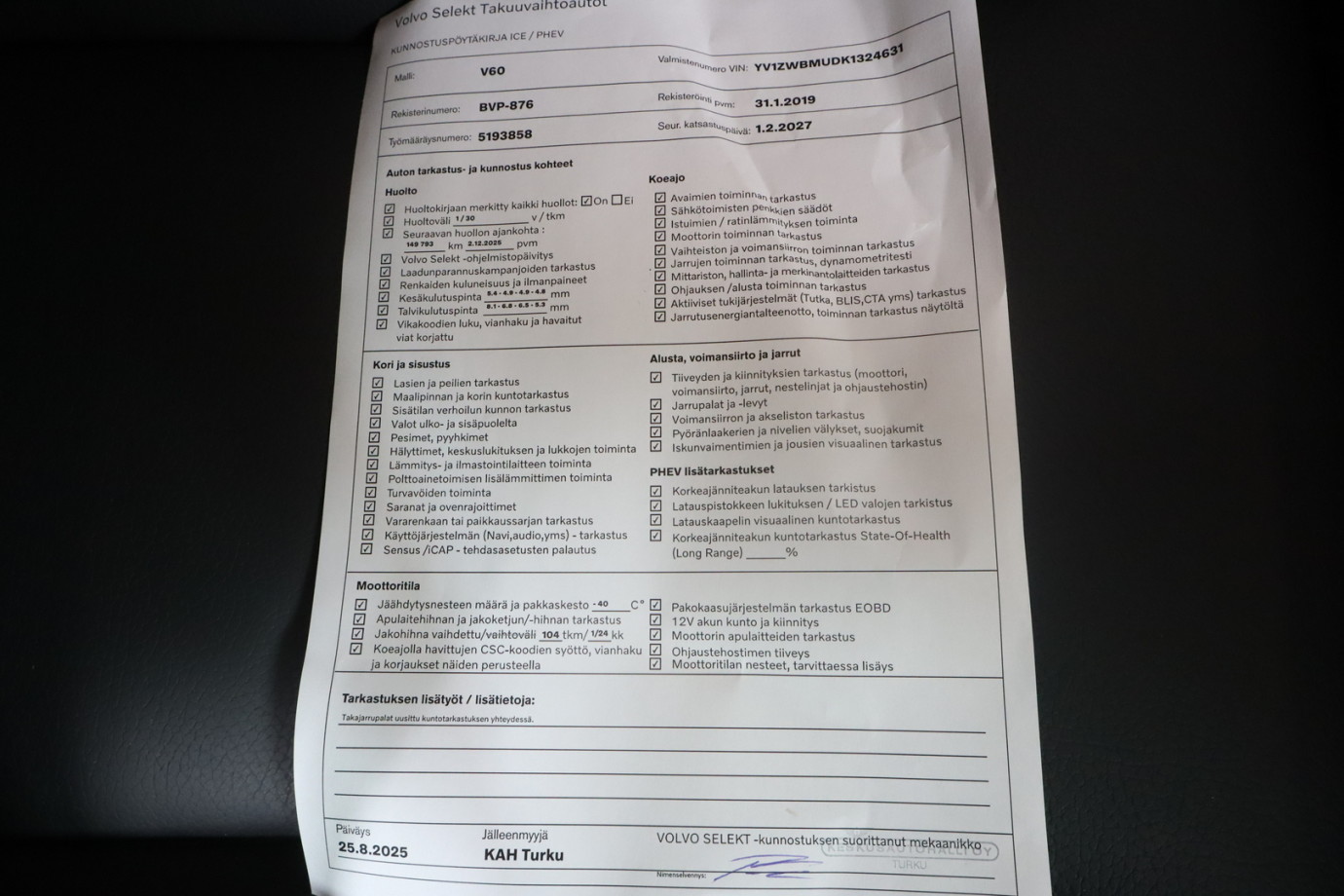 Esittelykuva VOLVO V60 lataushybridiautosta.