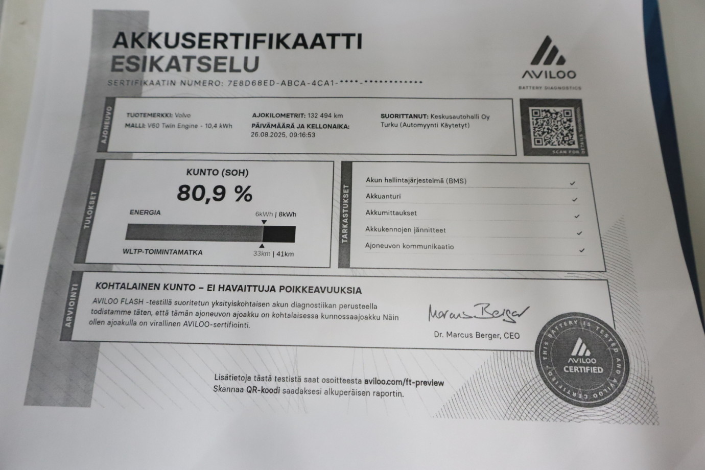 Esittelykuva VOLVO V60 lataushybridiautosta.