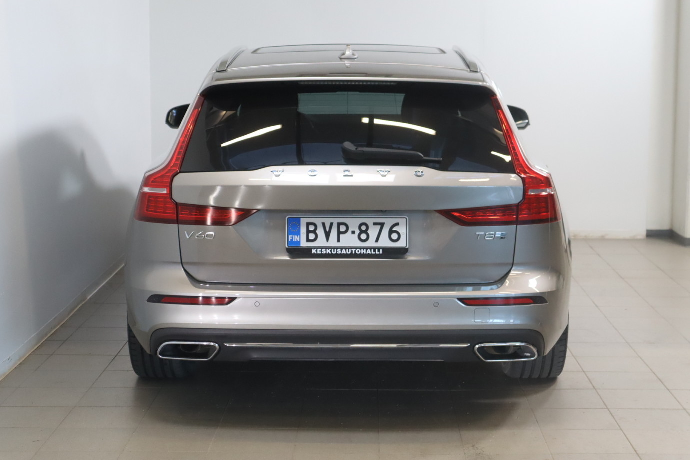 Esittelykuva VOLVO V60 lataushybridiautosta.