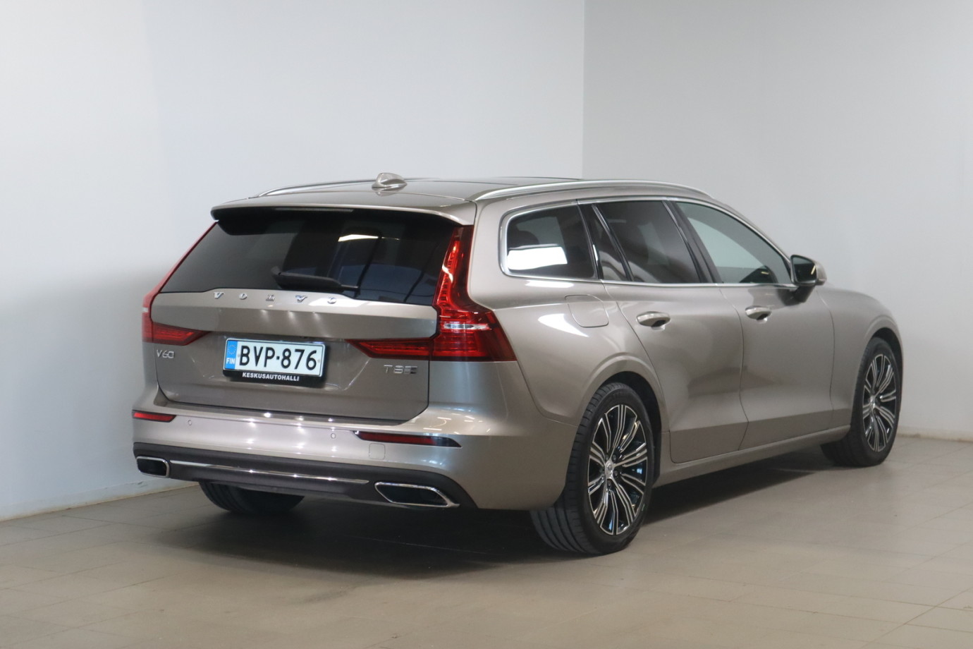 Esittelykuva VOLVO V60 lataushybridiautosta.
