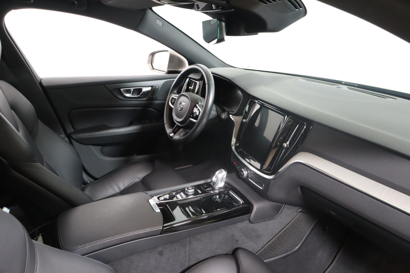 Esittelykuva VOLVO V60 lataushybridiautosta.