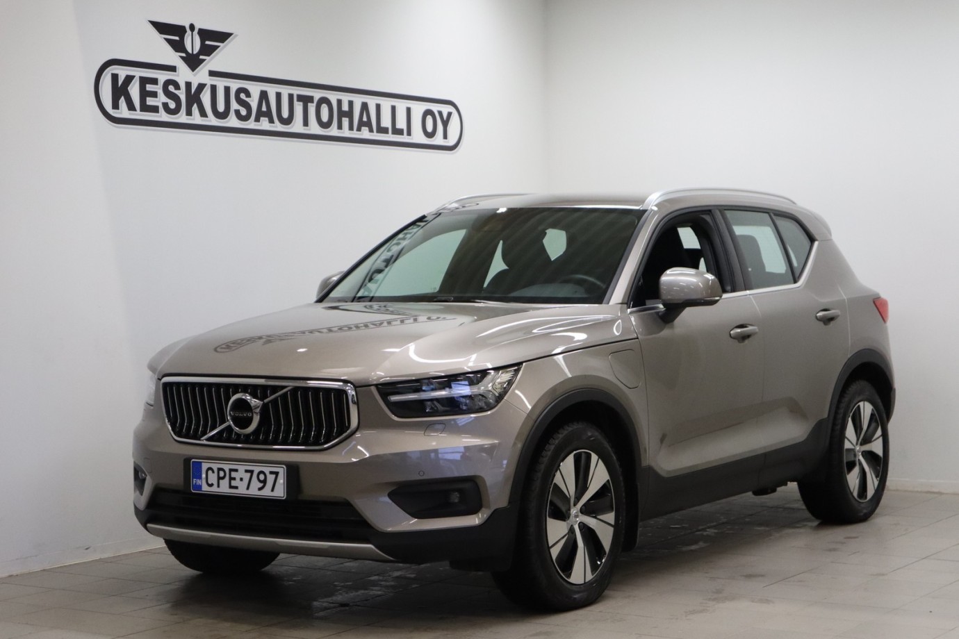 Esittelykuva VOLVO XC40 lataushybridiautosta.