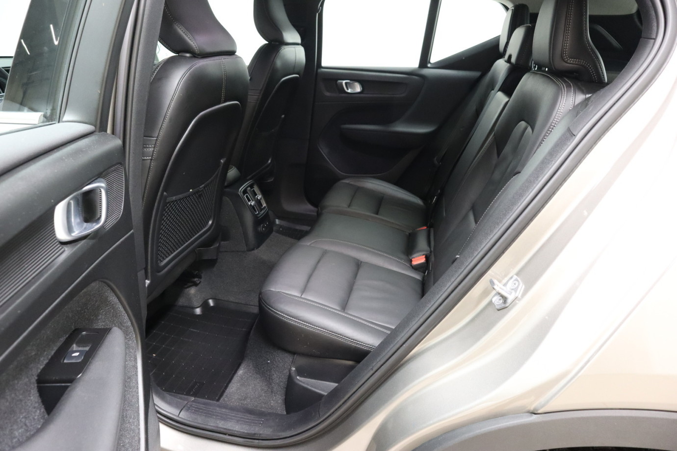 Esittelykuva VOLVO XC40 lataushybridiautosta.
