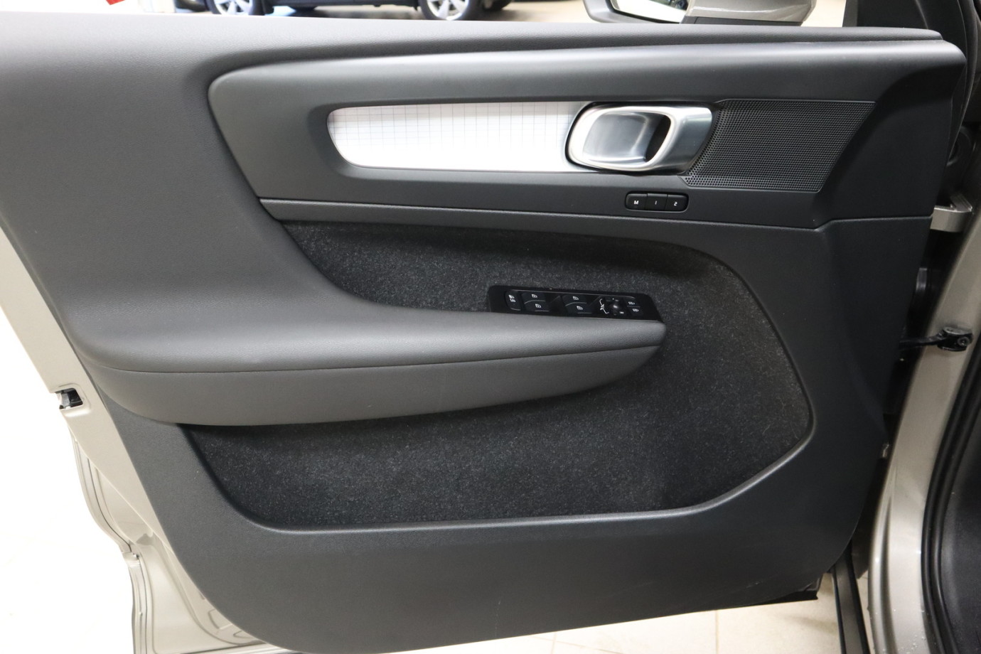 Esittelykuva VOLVO XC40 lataushybridiautosta.
