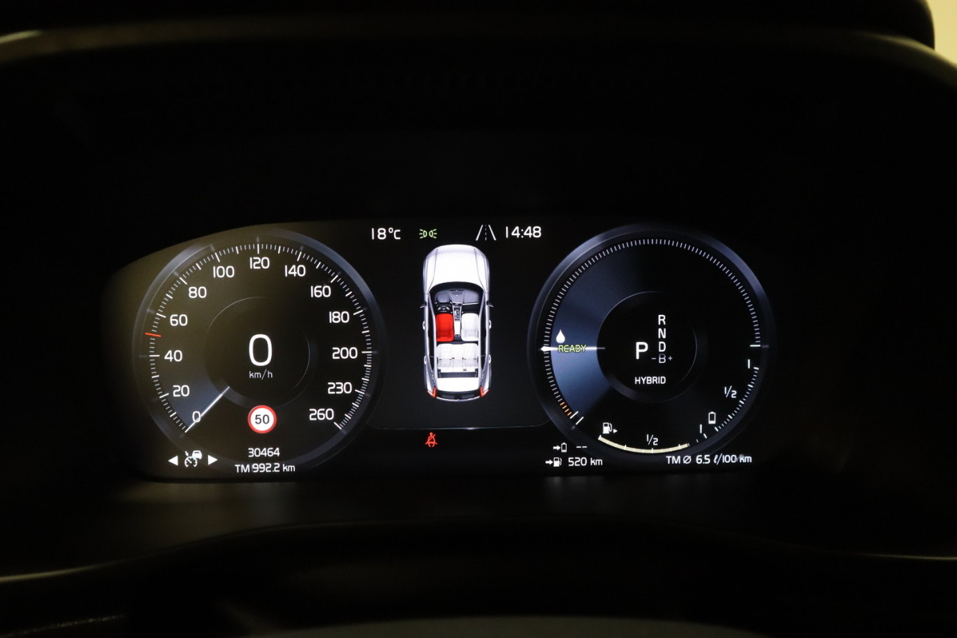Esittelykuva VOLVO XC40 lataushybridiautosta.