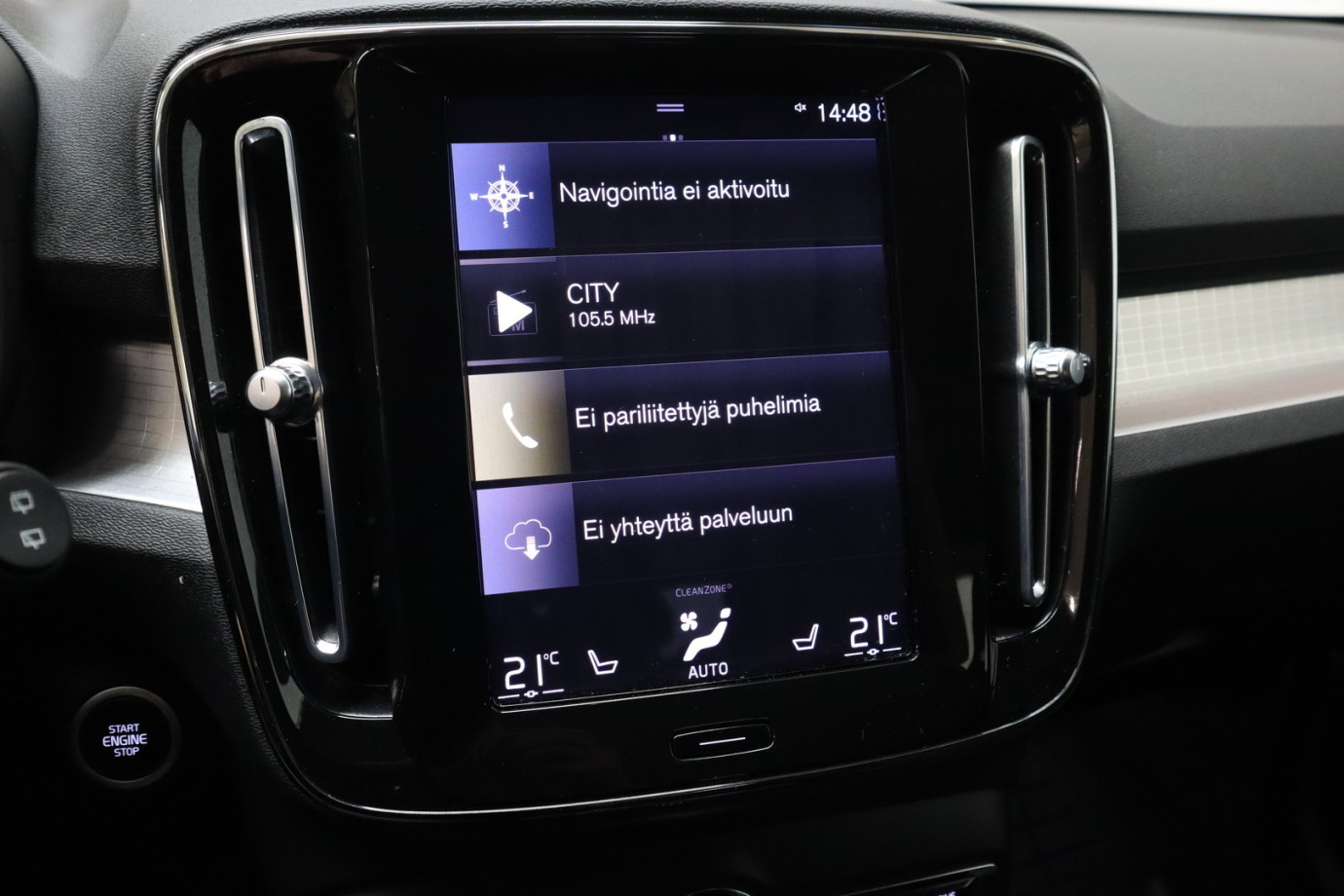 Esittelykuva VOLVO XC40 lataushybridiautosta.
