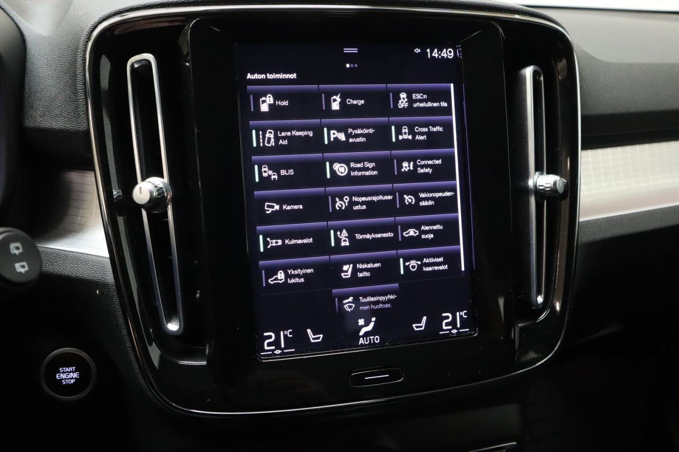 Esittelykuva VOLVO XC40 lataushybridiautosta.
