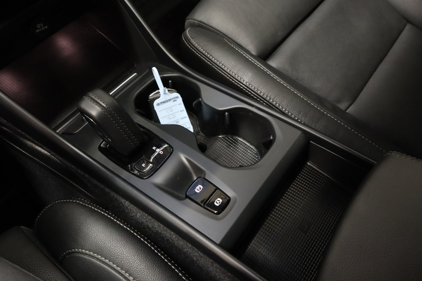 Esittelykuva VOLVO XC40 lataushybridiautosta.