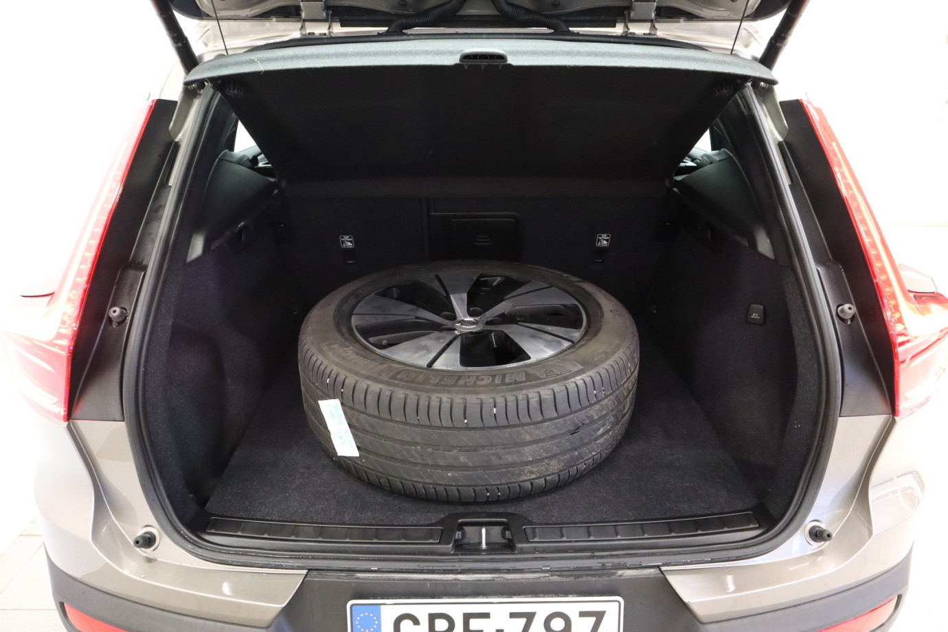Esittelykuva VOLVO XC40 lataushybridiautosta.