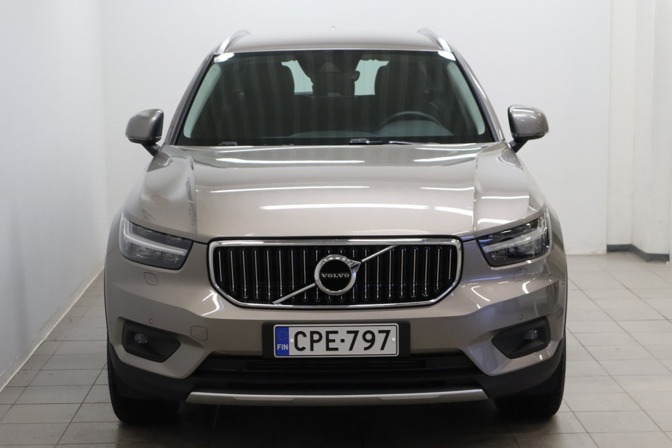 Esittelykuva VOLVO XC40 lataushybridiautosta.