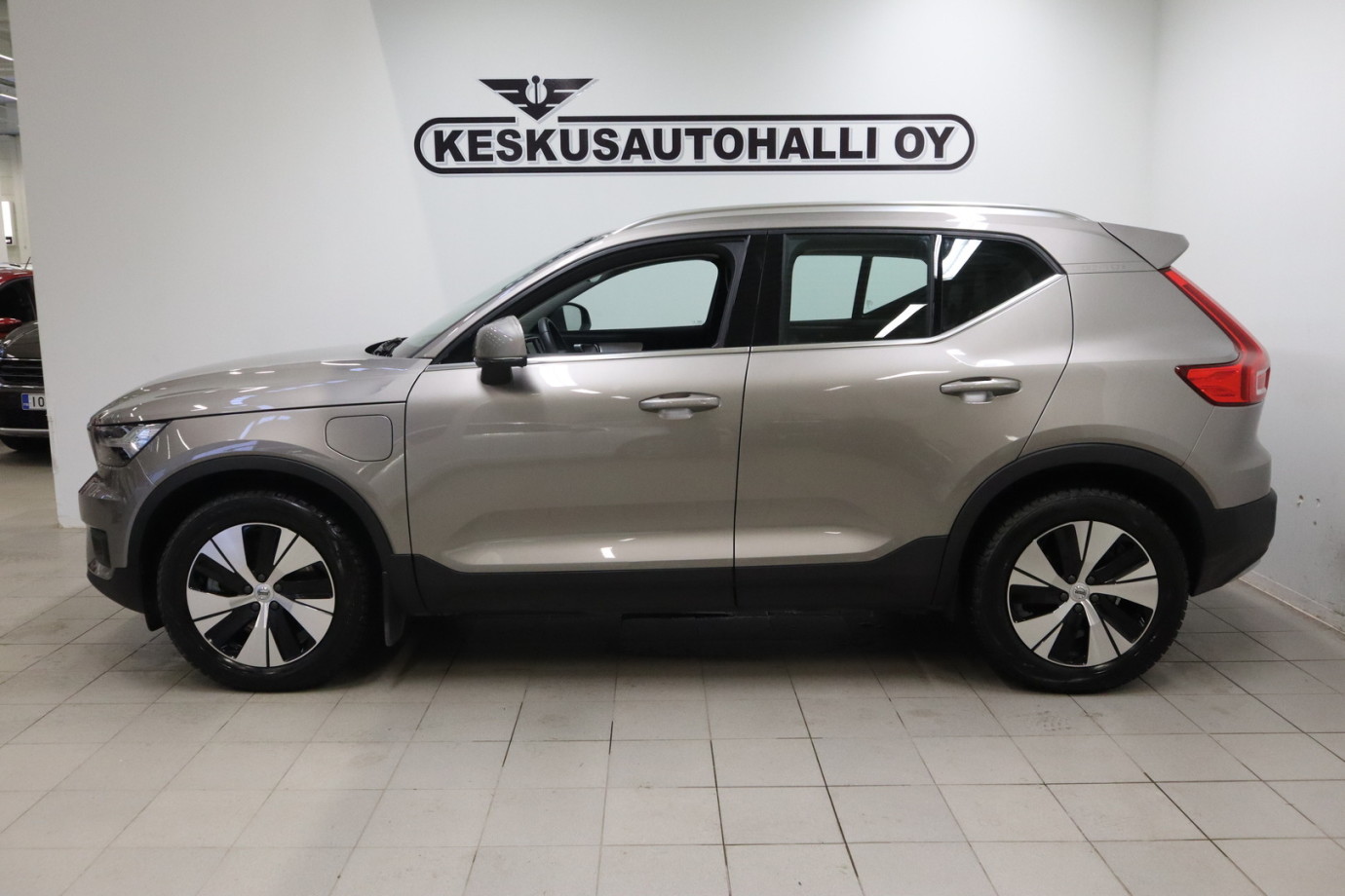 Esittelykuva VOLVO XC40 lataushybridiautosta.
