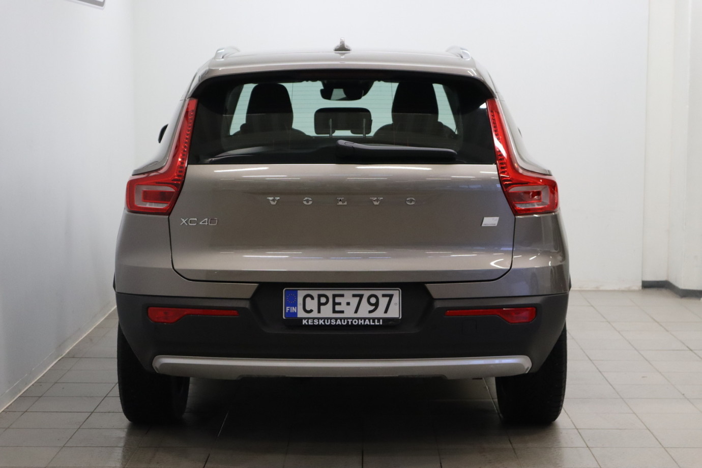 Esittelykuva VOLVO XC40 lataushybridiautosta.