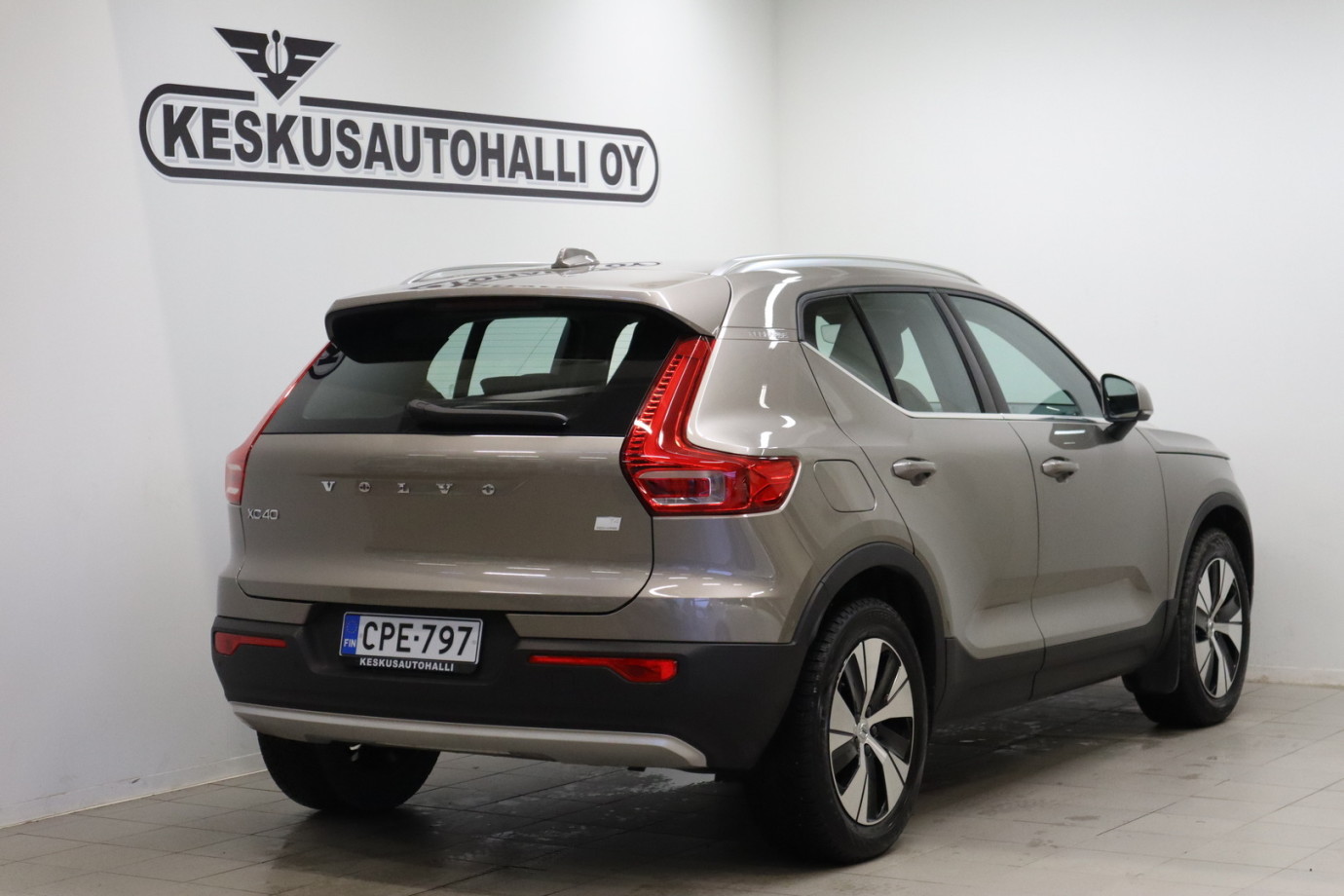 Esittelykuva VOLVO XC40 lataushybridiautosta.