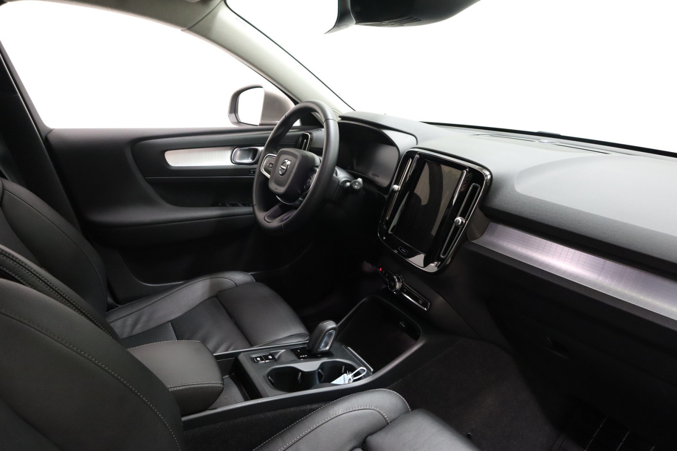 Esittelykuva VOLVO XC40 lataushybridiautosta.