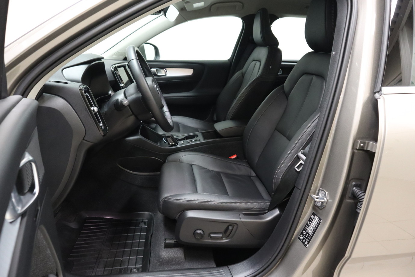 Esittelykuva VOLVO XC40 lataushybridiautosta.