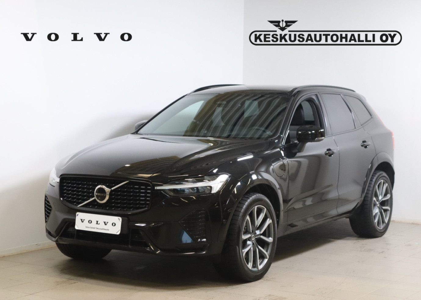 Esittelykuva VOLVO XC60 lataushybridiautosta.