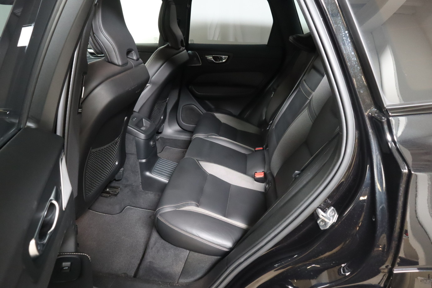 Esittelykuva VOLVO XC60 lataushybridiautosta.