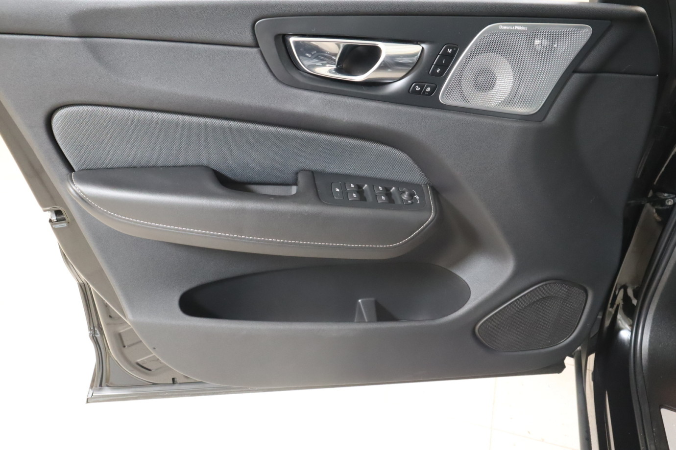 Esittelykuva VOLVO XC60 lataushybridiautosta.