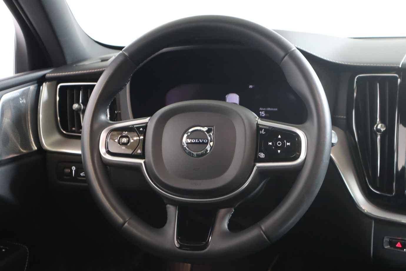 Esittelykuva VOLVO XC60 lataushybridiautosta.