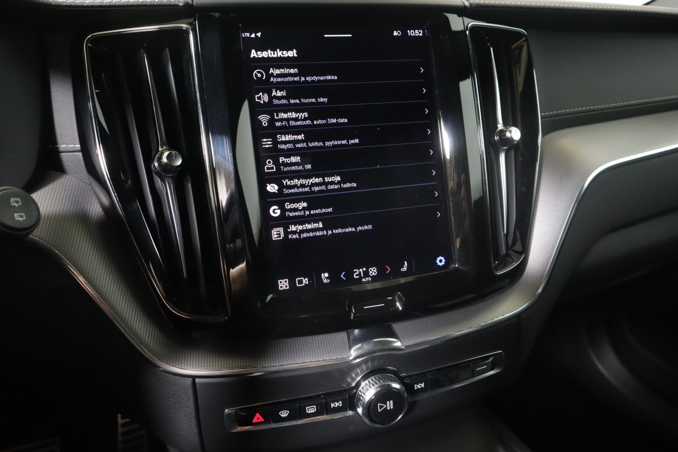 Esittelykuva VOLVO XC60 lataushybridiautosta.