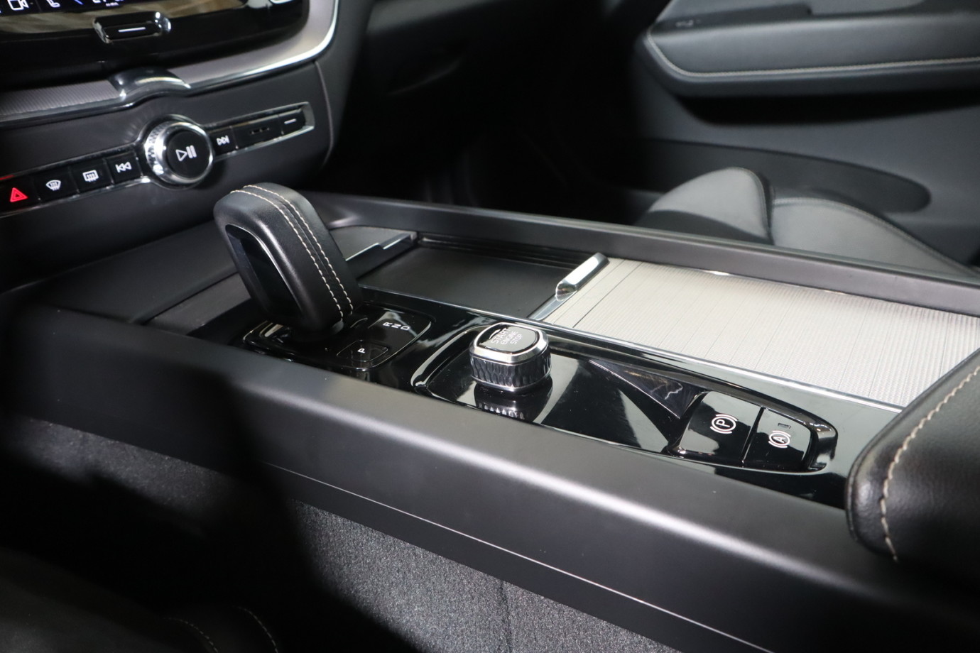 Esittelykuva VOLVO XC60 lataushybridiautosta.