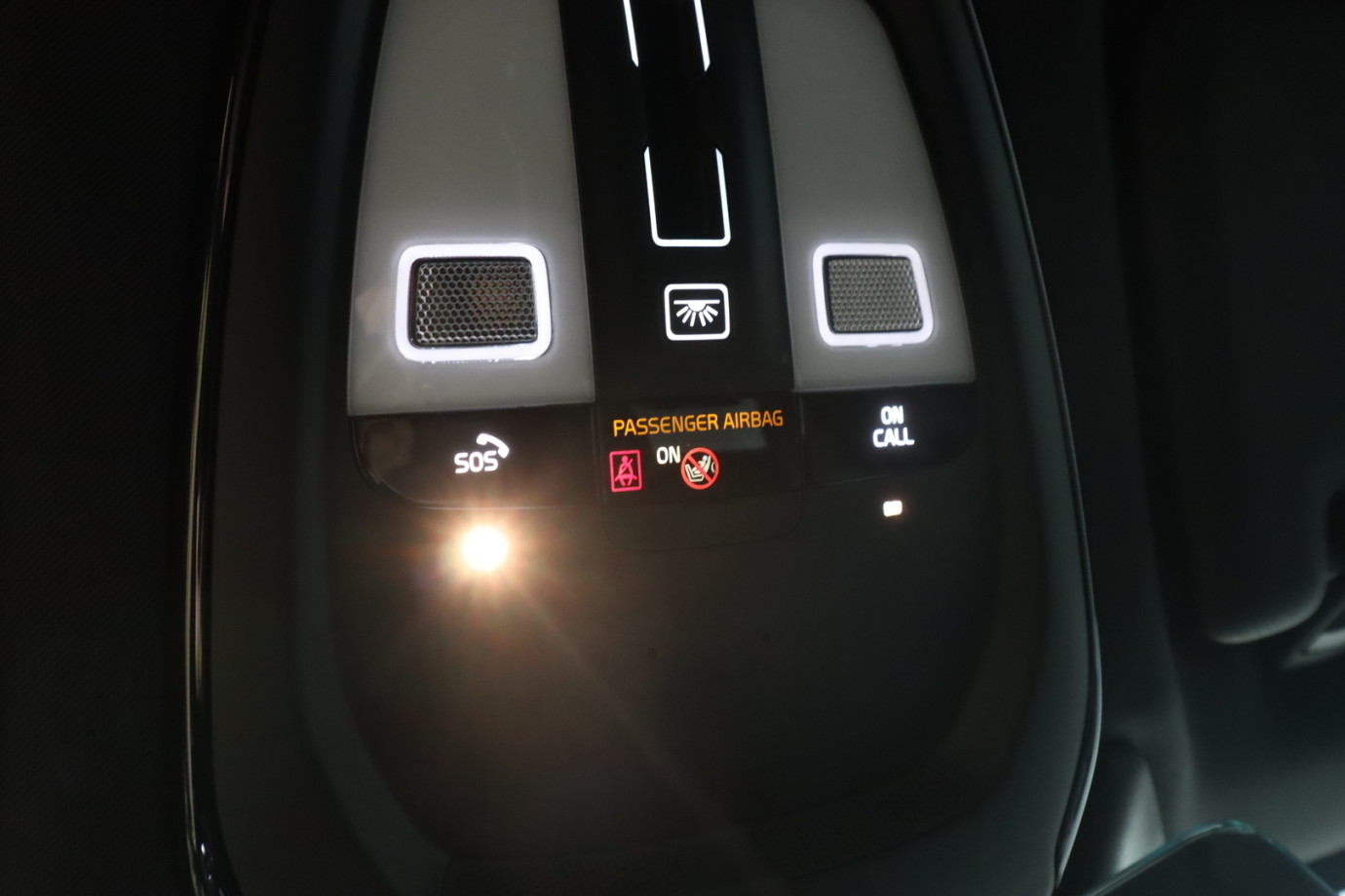 Esittelykuva VOLVO XC60 lataushybridiautosta.