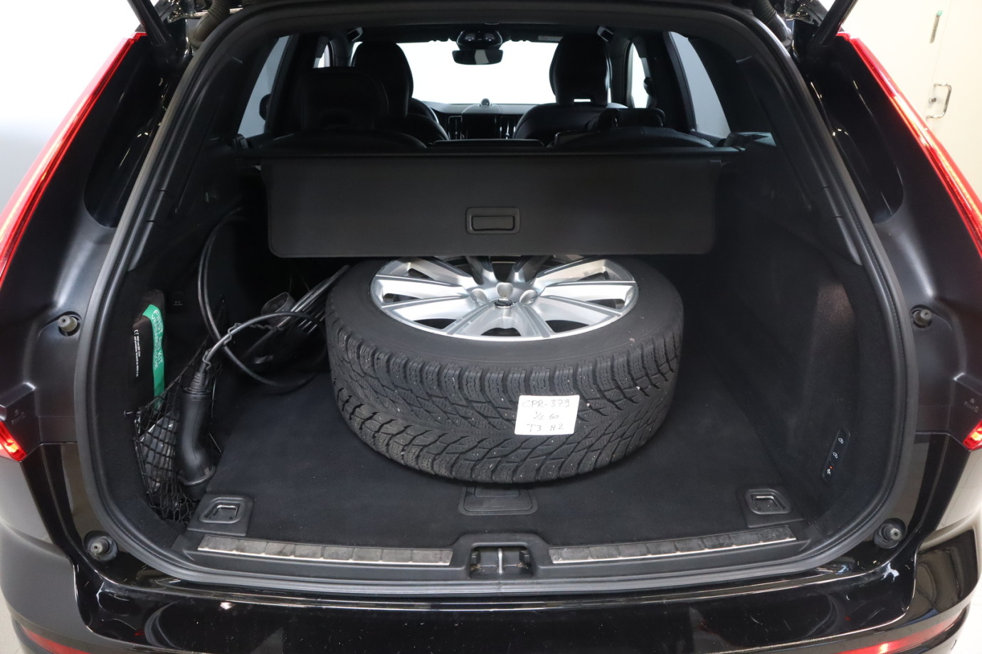 Esittelykuva VOLVO XC60 lataushybridiautosta.
