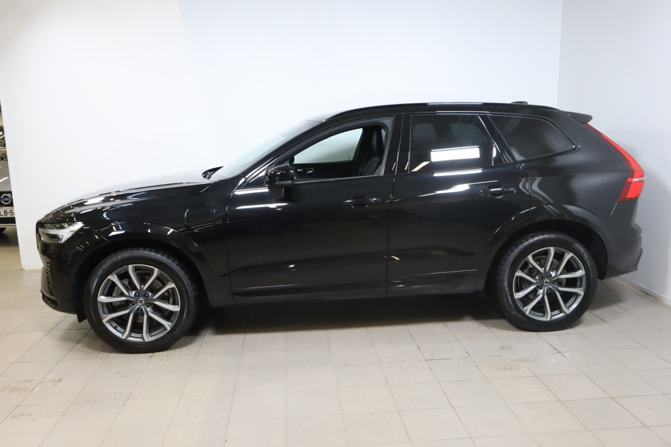 Esittelykuva VOLVO XC60 lataushybridiautosta.