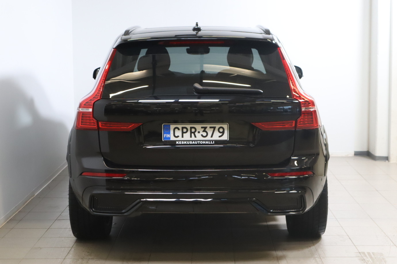 Esittelykuva VOLVO XC60 lataushybridiautosta.