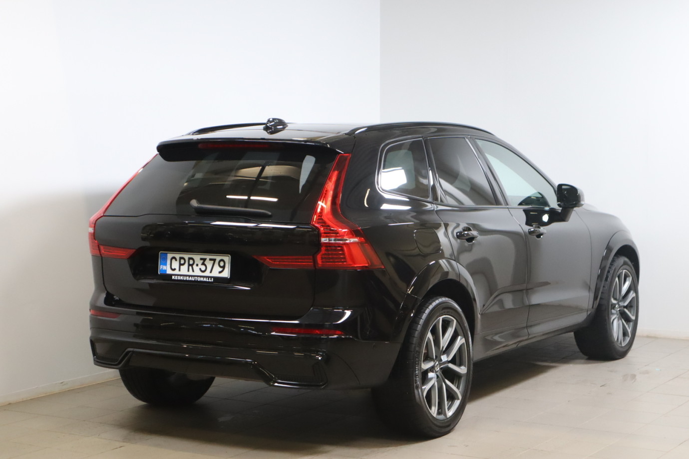 Esittelykuva VOLVO XC60 lataushybridiautosta.
