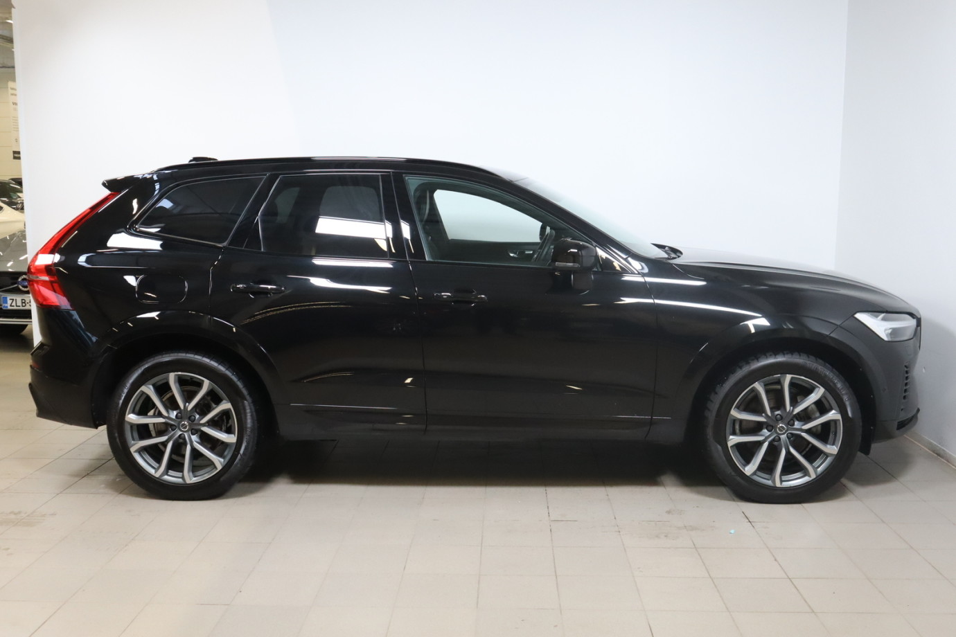 Esittelykuva VOLVO XC60 lataushybridiautosta.