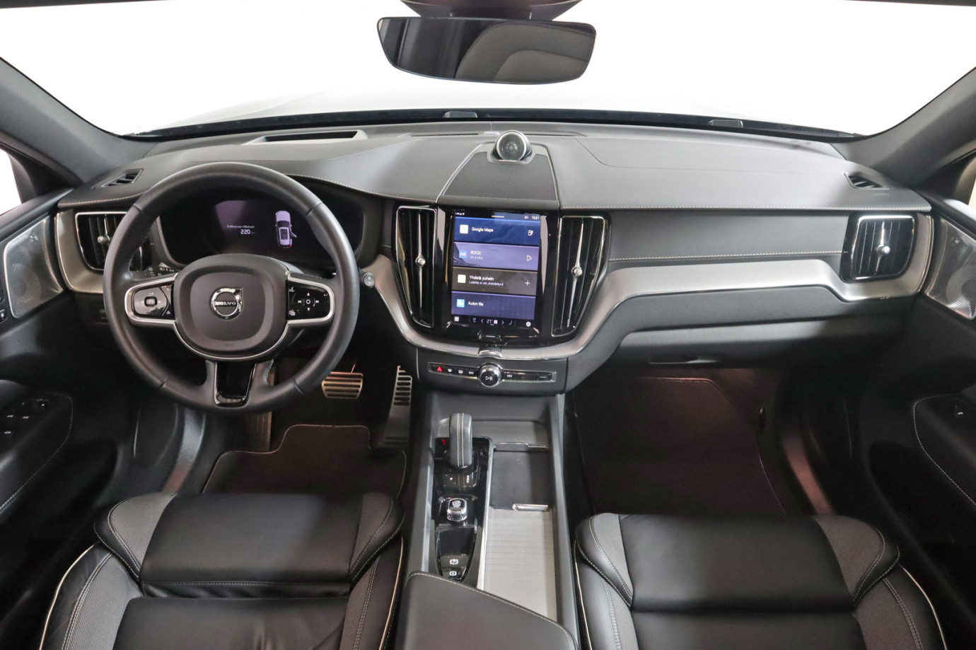 Esittelykuva VOLVO XC60 lataushybridiautosta.
