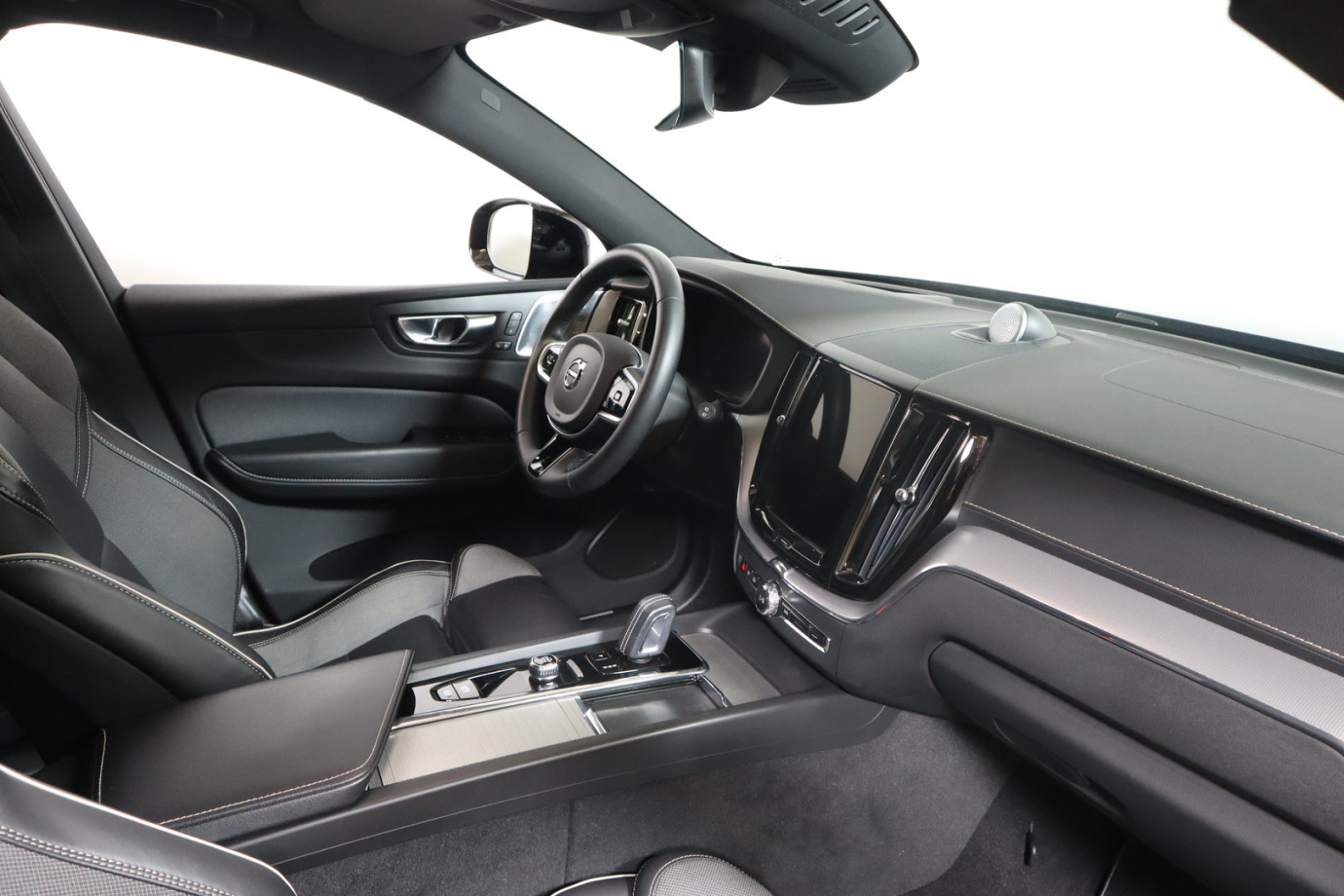 Esittelykuva VOLVO XC60 lataushybridiautosta.
