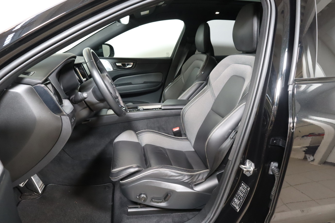 Esittelykuva VOLVO XC60 lataushybridiautosta.