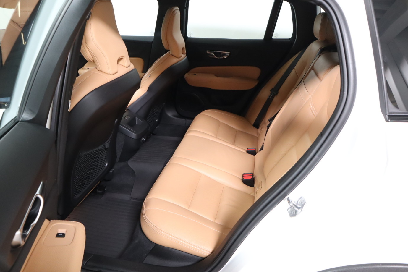 Esittelykuva VOLVO V60 CROSS COUNTRY dieselautosta.