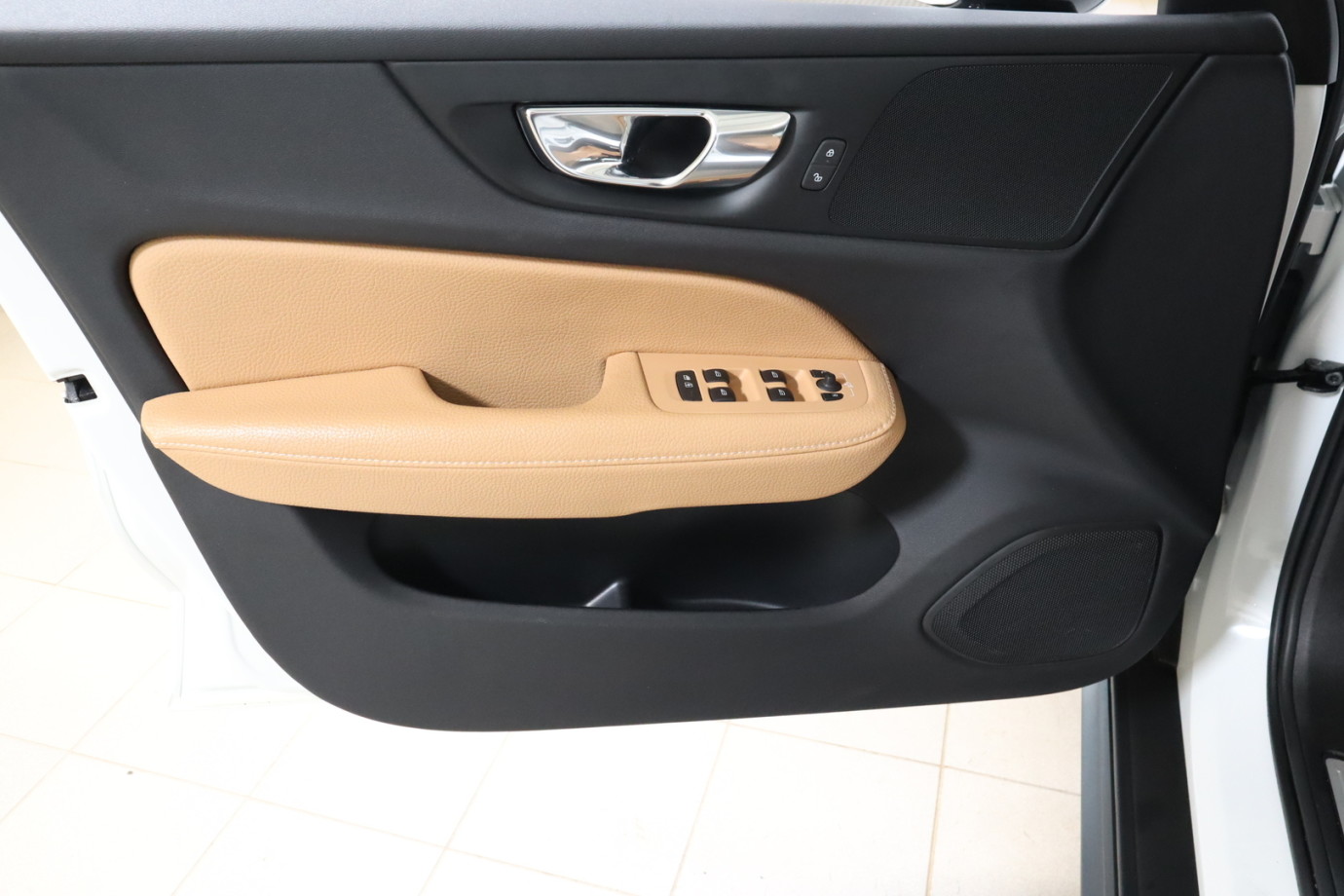 Esittelykuva VOLVO V60 CROSS COUNTRY dieselautosta.